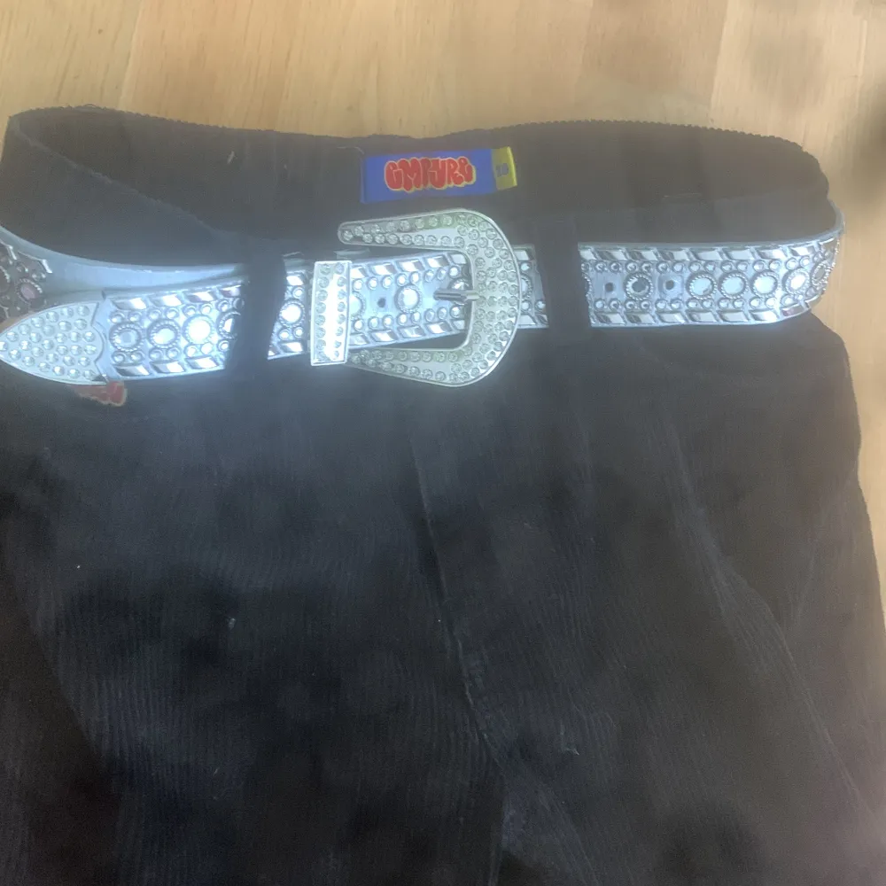 Storlek 28 använda nogra gånger inga hål. Får med ett bb belt . Jeans & Byxor.