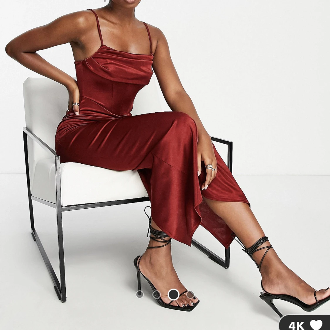 Vinröd maxiklänning i satin med korsett och draperad ringning