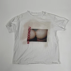 T shirt m tryck från Kpodonou Studios - Nice tröja som jag använt mkt!!!! En svart fläck på baksidan men det gör inget