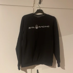 Sail racing sweatshirt - Säljer också min sail racing sweatshirt då den är för liten och inte används på ett tag. Nypris 699kr