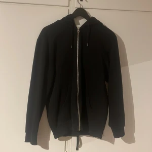 Weekday zip - Säljer även min weekday zip tröja, använd några gånger. Använder inte så mycket längre. Köpt för 400kr