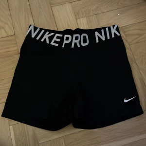 Nike PRO shorts - Knappt använda!
