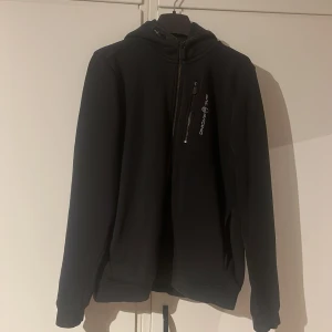 Sail racing zip - Säljer min sail racing zip, använd rätt så mycket men den är fortfarande användbar. Köpt för 899.