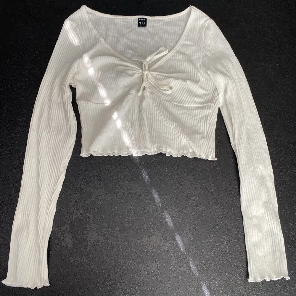 Vit cropped blus, strl S, 30kr + frakt. Toppar.