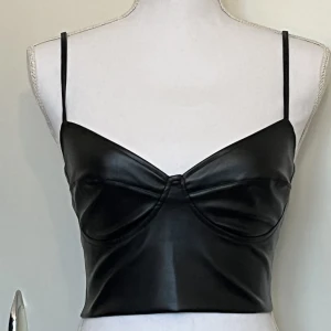 Läder topp  - Bra skick! Knappt använd<3