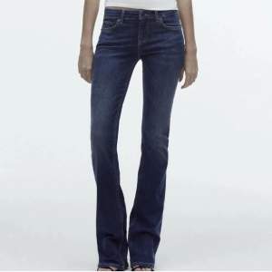 Säljer mina populära zara low Rise jeans. I mycket bra skick⭐️ Köpt är köpt när man betalat🙌🏼 Kolla gärna in min profil!! Köp dirket för 400kr🤩 pris är diskuterbart👌