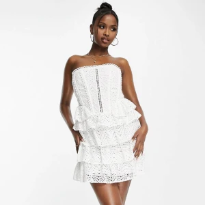 Asos Vit Studentklänning - Studentklänning från Asos i storlek 36, sitter perfekt på mig som brukar ha S. Varit slutsålt länge i många storlekar på asos. Älskar denna och säljer endast för att jag hittat en annan studentklänning. Aldrig använd