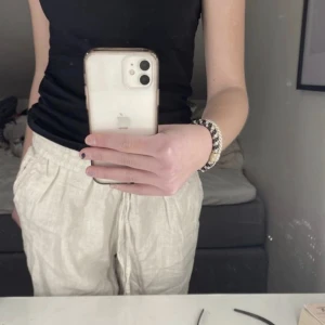 Intressekoll linnebyxor❤️ - Intressekoll på mina linnebyxor från hm❤️ lånade bilder!! (Lisa&Cissi) Köpte i sommras, superbra skick🫶har tyvärr en svart prick precis nedanför knäet men det är inget man tänker på❤️
