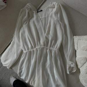 Säljer denna superfina vita klänning som passar jättebra som en studentklänning.✨