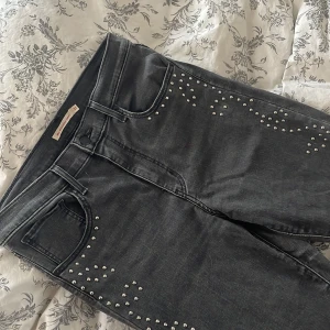 Levis jeans i grå med paljetter detaljer  - Säljer mina Levis jeans för att de inte är min stil längre dom har paljetter längs hela benen och skinny jeans lite mer av en croppad modell på mig som är 172cm 