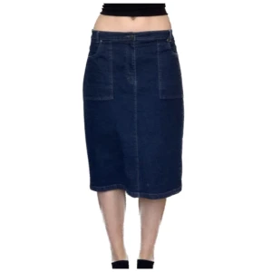 Lång jeanskjol - Midi jeanskjol som jag köpt second hand. Midjan på kjolen är lite insydd. Midjemåttet är 90 cm och längden är 65 cm💕