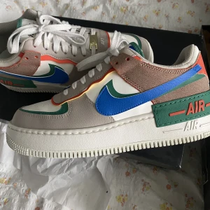 Nike Air Force Shadow - Säljer ett par slutsålda Shadows strl 40.5 i nyskick! Endast använda en gång, så gott som nya. Skickar i originalkartong. Frakt tillkommer!!🌸🍃