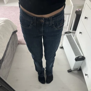 jeans  - Säljer dessa jeans som jag aldrig har använt då de är förstora för mig som är 1,62. Dem är både lite stora i längden och midjan.💕