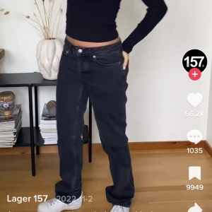 Svarta jeans  - Säljer jeansen på bilden, från lager 157. Då jag tyvärr tröttnat på dem❤️ jag köpte M men har i vanliga fall S💕 modellen icon