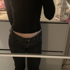 Lågmidjade jeans - Ett par lågmidjade jeans från dickis raka i modellen men ej tagita längst ner,stollen står inte men dem sitter bra på mig som har storleken  xs-s