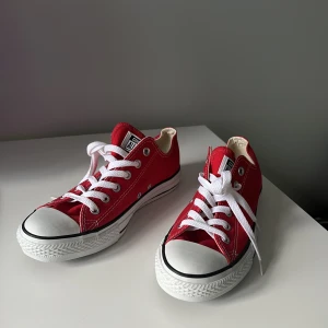 Röda converse - Säljer dessa Converse som är helt nya och är inte längre min stil. Väldigt bra skick, storlek 7 (40). Nypris ca 800kr