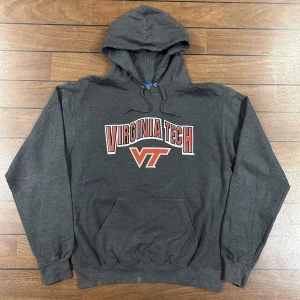 Champion Virginia Tech hoodie - Snygg vintage Hoodie från champion i storlek M! Bara att skriva om du undrar över något🙏