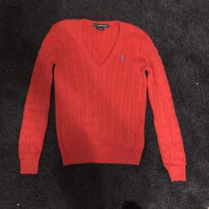 Superfin röd Ralph Lauren tröja. Stickad/virkad och supermjuk. V-ringad och hade passat perfekt till ett par lågmidjade jeans! Nyskick! 🎸