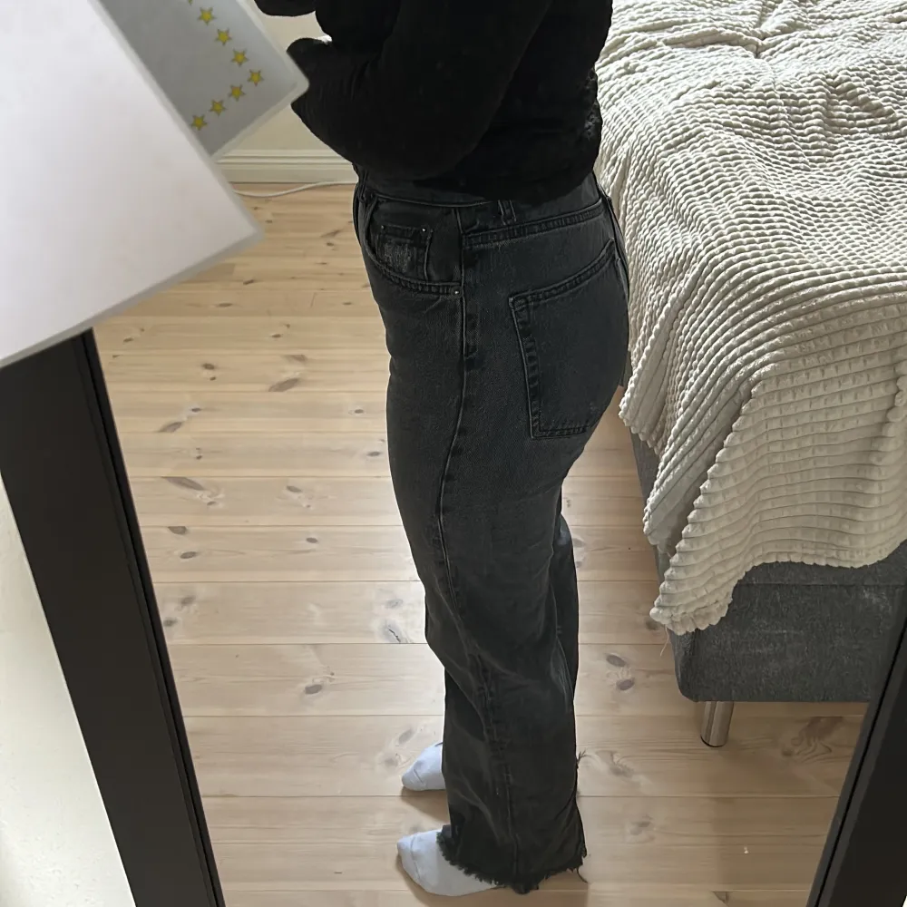Svarta jeans i storlek 36💕 säljer för 150kr plus frakt! (Jag är 162cm lång). Jeans & Byxor.