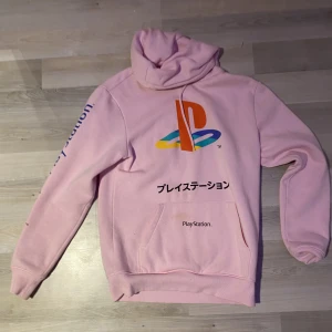 Playstation hoodie  - Rosa playstation hoodie med en fläck på framsidan men den är knappast synlig! Ordinarie pris var 400 kr. Den är storlek S men passar M också! Pris kan diskuteras :)