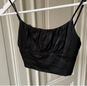 Topp - Svart topp som säljs för den inte kommer till användning, köpt här från Plick 