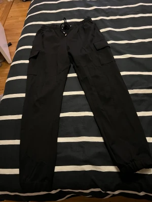 Byxor - Oanvända cargobyxor, stretchiga och mjuka. Storlek S/M 50kr