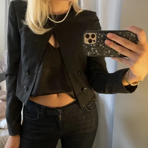 Kofta med knapp - Jättefin kofta med en knapp. 💕 köparen står för frakten!!💞💕