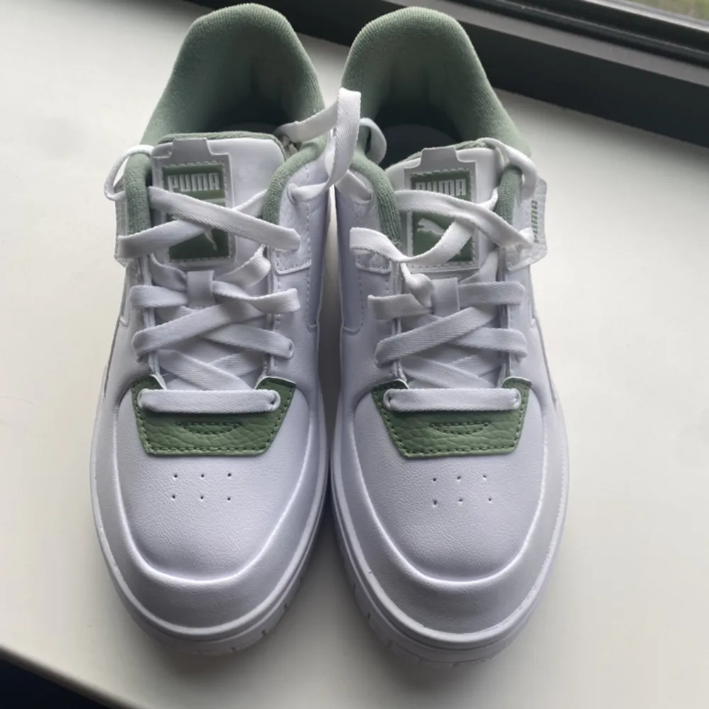 Helt nya, aldrig använda i låda, Puma Cali dream sneakers i grönt och vitt. Är storlek 38, men skon är liten i storleken så skulle säga att skon passar storlek 37 till liten 38 med smalare fötter. 🍀🥑. Skor.