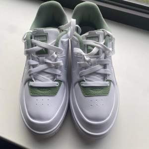 Helt nya, aldrig använda i låda, Puma Cali dream sneakers i grönt och vitt. Är storlek 38, men skon är liten i storleken så skulle säga att skon passar storlek 37 till liten 38 med smalare fötter. 🍀🥑