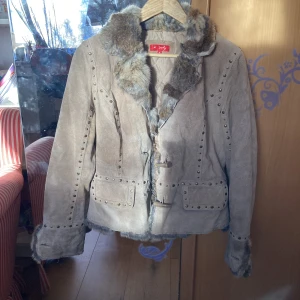 Pälsjacka strl M - Jättefin vintage pälsjacka strl M. Kan också passa S och XS. Passar bra till vintern. Jackan är helt ny. Frakt ingår