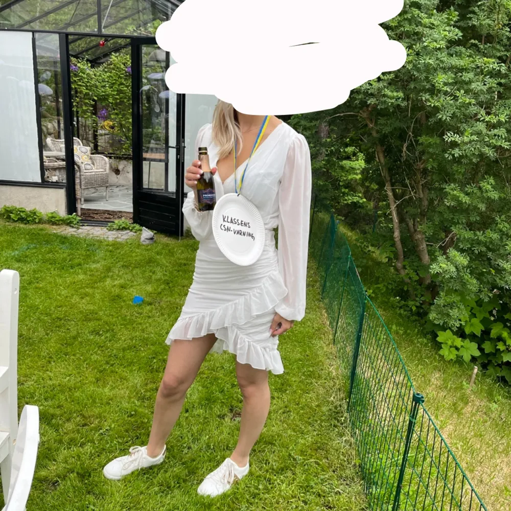 Superfin studentklänning från Nelly, endast använd en gång på utspring. Inga fläckar eller märken, som ny.. Mekot.