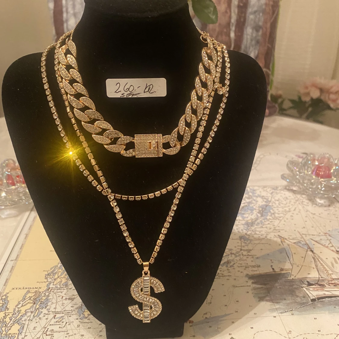 Trippel halsband, guld färgad med strass 