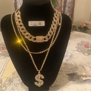 Trippel halsband, guld färgad med strass  - Guldfärgad stass halsband 