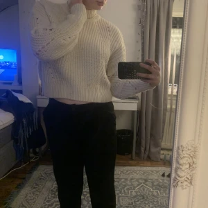 Stickad tröja - Säljer denna stickade tröja från H&M i stl XS. Har normalt stl S och passar mig bra.💚