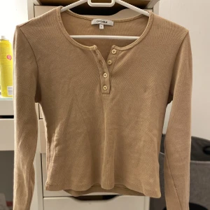 Beige chiquelle topp  - Beige topp från chiquelle i fint, skönt och nytt skick. Har knappar som går att stänga o ha öppna. Storlek S. 60kr+frakt 