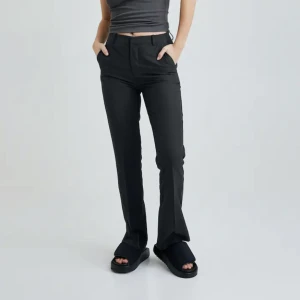 Kostymbyxor - Säljer dessa kostymbyxor från bikbok då jag köpt ett par andra jag använder mer❣️ 