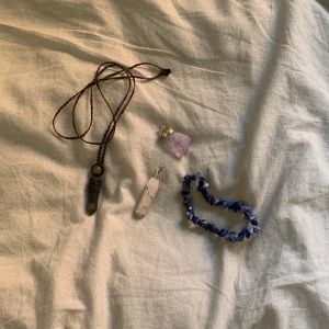 kristall halsband/armband - rosenkvart äkta silver som kan sättas på ett halsband 170kr. Ametist som kan sättas på ett halsband, inte äkta metall - 80kr Lapiz lazuli armband - 60kr ingen aning om vad halsbandet är för sten, den går att justera i längd - 150kr För alla 350kr