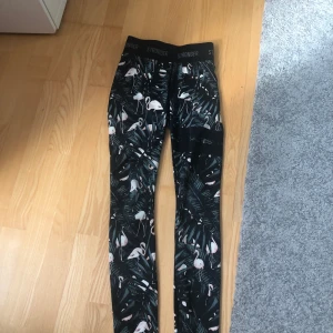 Stronger tights XS - Säljer dessa snygga träningstights från Stronger i använt skick. De har ett litet hål på knäet men de syns inte så mycket. Original pris 700kr säljer för 200kr, tveka inte att ställa frågor❣️❣️
