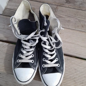 Converse - Älskar ju dessa skor men har så jäkla myclet skor så går inte längre. Använda ca 3 gånger men lite liksom repade vid märket då jag antagligen skrapar i fötterna när jag går🙃