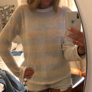 Stickad zara tröja  - Slutsåld stickad tröja från zara, oanvänd och jättebra skick💓💓💓