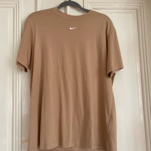 Nike t-shirt - Andvänd absolut ingenting passar inte mig alls😀 men fin på galgen måste jag ge den! Köpt på junkyard för 275 kr jag 