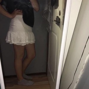 Kjol  - Säljer denna superfina kjol, då den tyvärr inte kommer till någon användning, den har dragkedja i bak, kom privat för fler bilder ❗️köparen står för frakten❗️