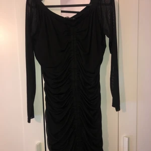 Klänning - I väldigt gott skick. Använd 1 gång Står xl men sitter som L