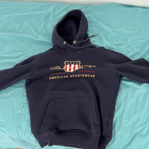 Gant hoodie - Haft den i 3 månader den har inga hål och inga skador köpte den i gant affären för 1000kr men säljer den för 400kr storlek S skön att ha på sig och bekväm.