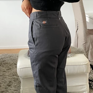 Dickies - Säljer mina mörkgrå dickies då dom är lite stora för min smak och lite långa för mig. Därav är dom nästintill oanvända. Detta är original 874 och är unisex. Storlek W31/L32. Går att vika ner kanten så blir de lite mer lågmidjade och så den vita kanten syns.