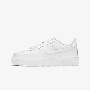 Nike air force - Säljer ett par Nike air force som är köpta här på Plick, dom är i använt skick och är i storlek 38. Säljer då dom inte passade mig.