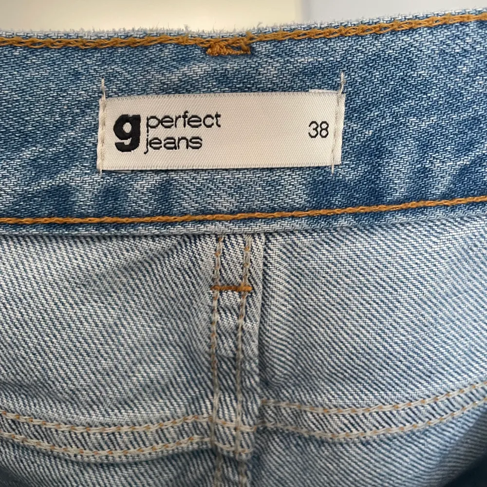 Low straight jeans från Gina i strl 38 som är super najs men lite fel storlek för mig tyvärr. Endast använda 2 gånger och har lite oversize-modell! Nypris var 500kr💓. Jeans & Byxor.