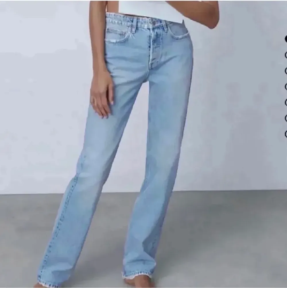 Säljer dessa super fina jeans från zara! Dem är använda några gånger men är i super bra skick! Dem är i storlek 38 men är små i storleken, skriv privat för mer bilder och kom gärna med bud❤️. Jeans & Byxor.