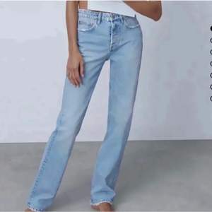 Säljer dessa super fina jeans från zara! Dem är använda några gånger men är i super bra skick! Dem är i storlek 38 men är små i storleken, skriv privat för mer bilder och kom gärna med bud❤️