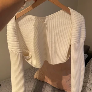 Hm vit topp - Använd några gånger men är i ett perfekt skick🤍 får inte mycket användning av den 